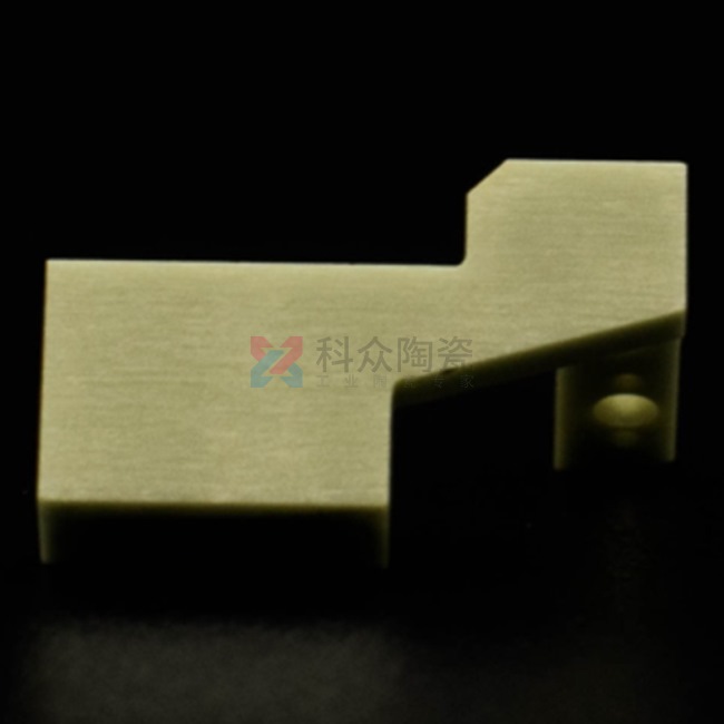 在工業(yè)行業(yè)中,科眾陶瓷廠是一家生產(chǎn)氧化鋯氧化鋁陶瓷零件廠家,在加工工藝上有特殊的優(yōu)勢存在,今天給大家介紹一種加工成型工藝,陶瓷注塑加工。